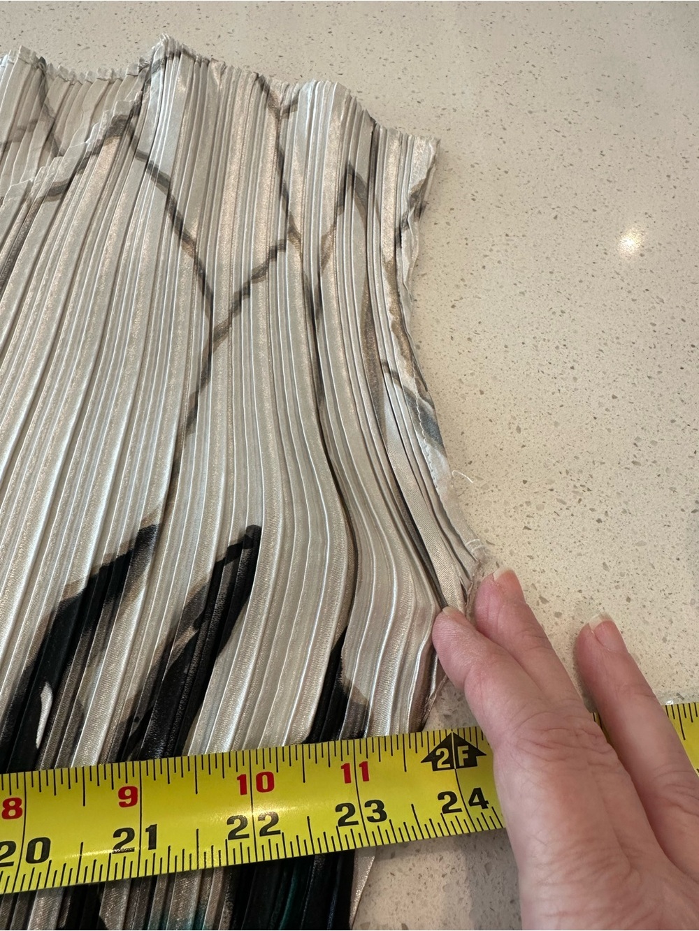 DRESSBARN SIZE LARGEPleated V-Neck. Top in White and Teal. SUPER STRETCHY! - Picture 11 of 11